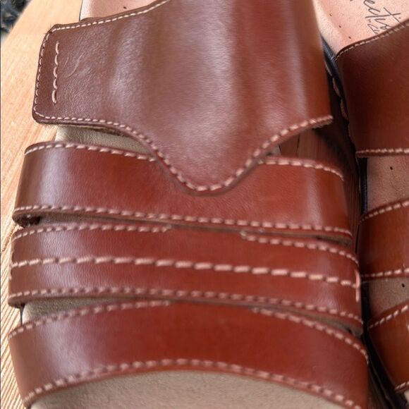 Women Clark’s Ultimate Brown Sandals size 6